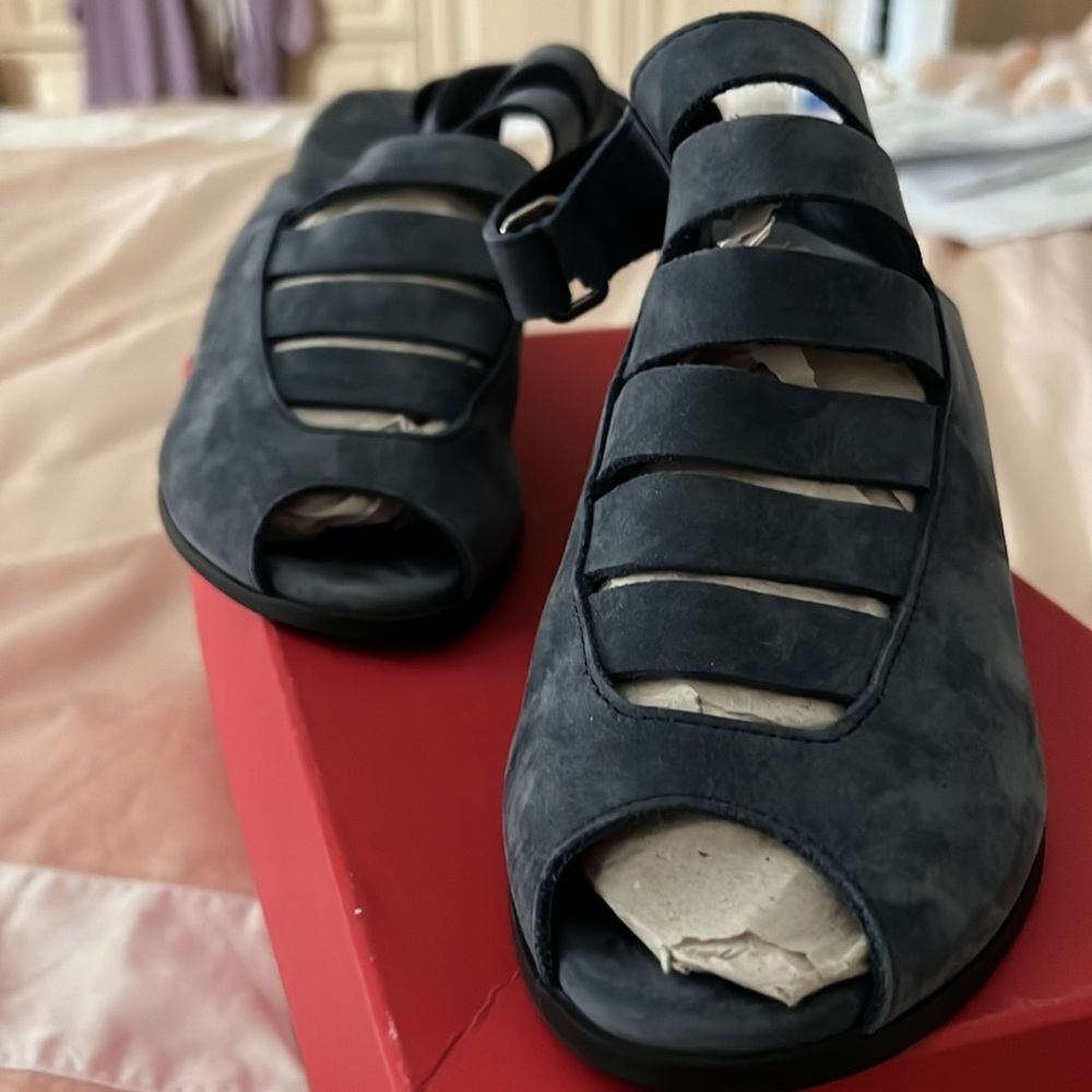 Arche women’s shoes worn once